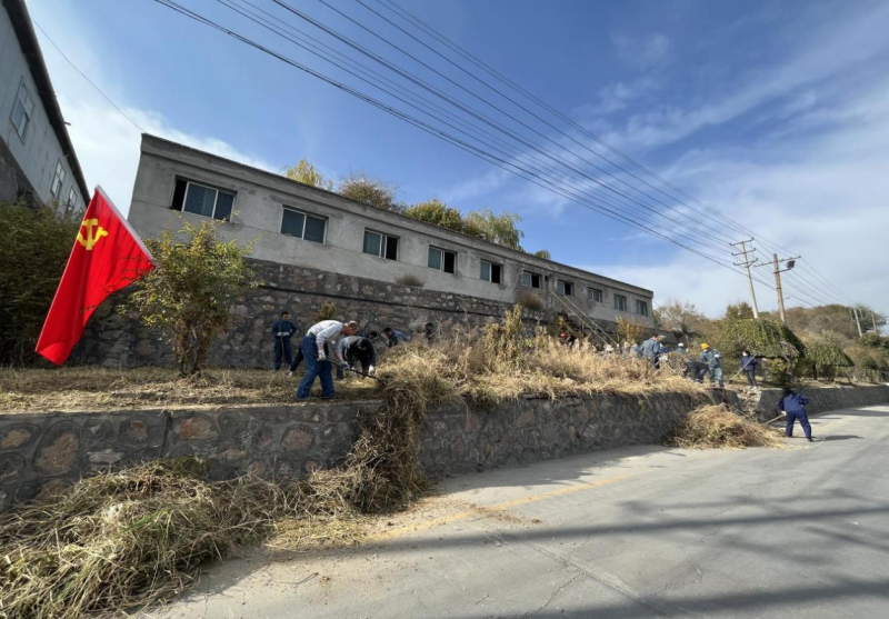 有工投黨員干部、團(tuán)員青年的耕耘那處便是公司最美麗的一角-----物產(chǎn)工投公司開展環(huán)境專項(xiàng)整治主題黨日、團(tuán)日活動(dòng)