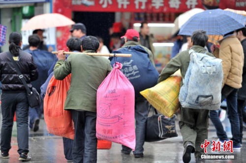 聚焦春節(jié)“恐歸族”：近鄉(xiāng)情怯，恐懼何來(lái)？(圖)